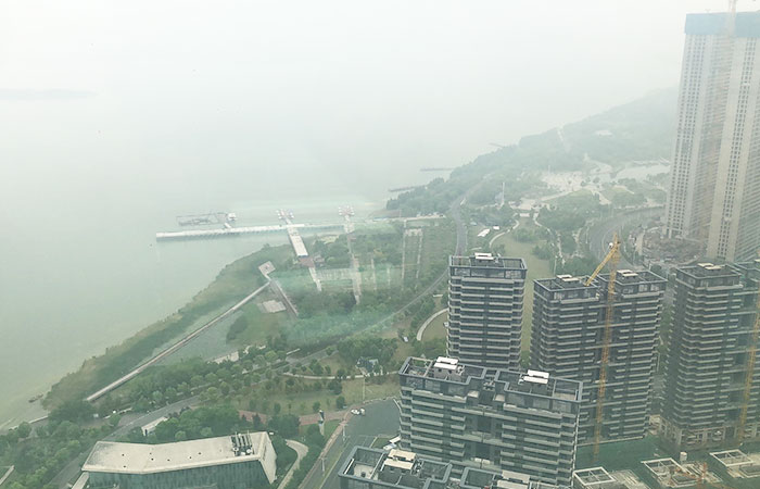 恒力集團(tuán)蘇州灣中心機(jī)房浮筑地臺(tái)施工選用金諾橡膠減振器案例！